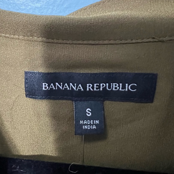 Banana Republic Green Hidden Button Top Size Small - Picture 4 of 6